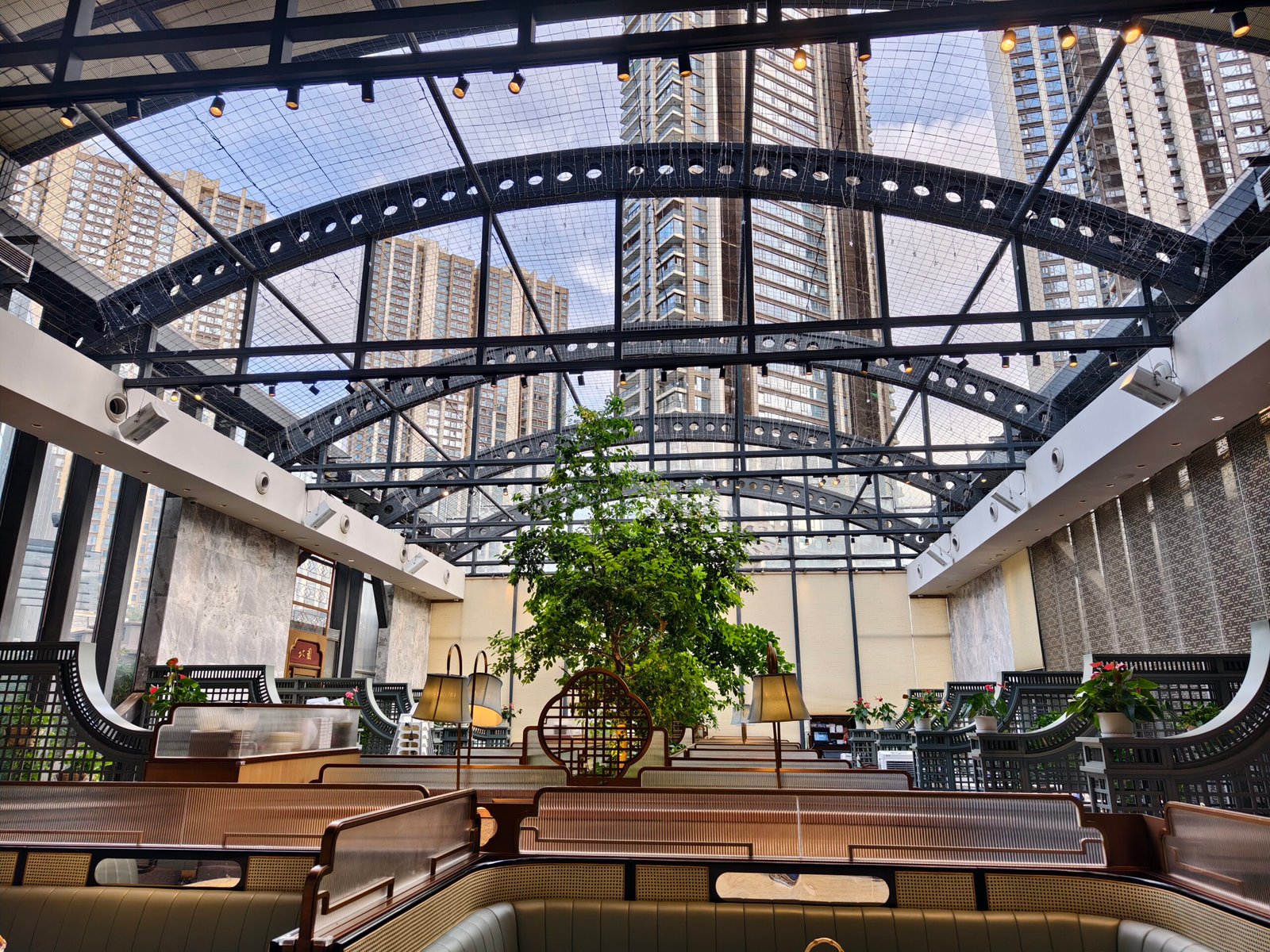 Engineered glass rooms for restaurants, terraces, and rooftop bars.Movable All-Season Dining Enclosures